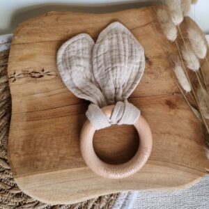 Houten bijtring - zachte konijnenoren - 15 cm  - zandkleur